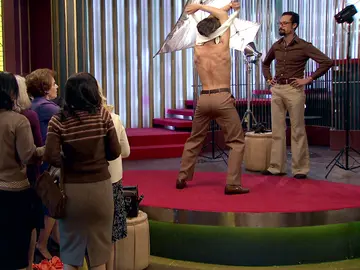 Jesús se ve forzado a estrenarse como stripper Jesús se ve forzado a estrenarse como stripper