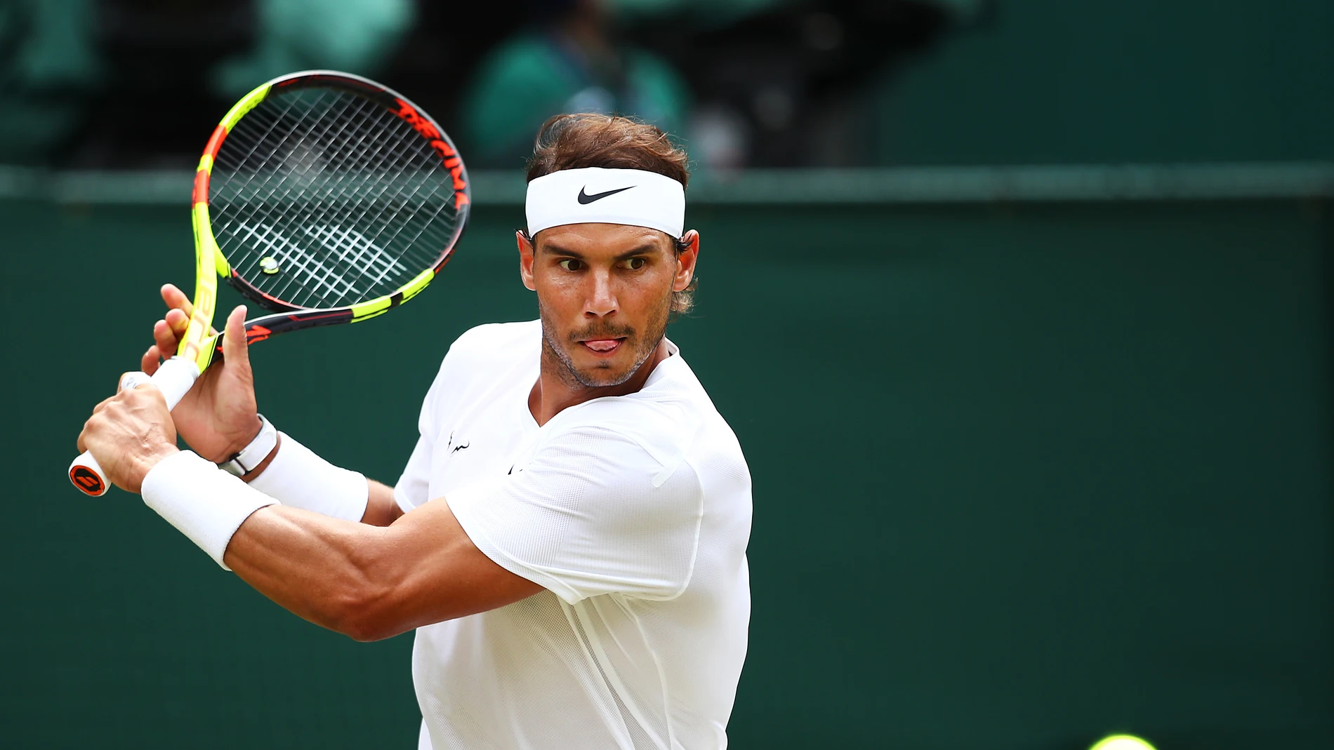 Nadal ejecuta un revés en un partido de Wimbledon Nadal ejecuta un revés en un partido de Wimbledon