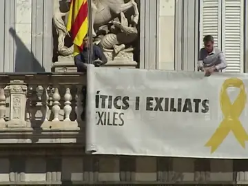 La fiscalía pide la inhabilitación de Torra por desobedecer a la Junta Electoral con los lazos amarillos La fiscalía pide la inhabilitación de Torra por desobedecer a la Junta Electoral con los lazos amarillos