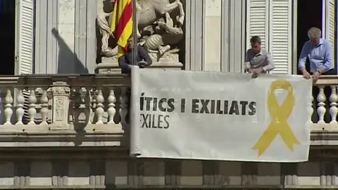 La fiscalía pide la inhabilitación de Torra por desobedecer a la Junta Electoral con los lazos amarillos La fiscalía pide la inhabilitación de Torra por desobedecer a la Junta Electoral con los lazos amarillos