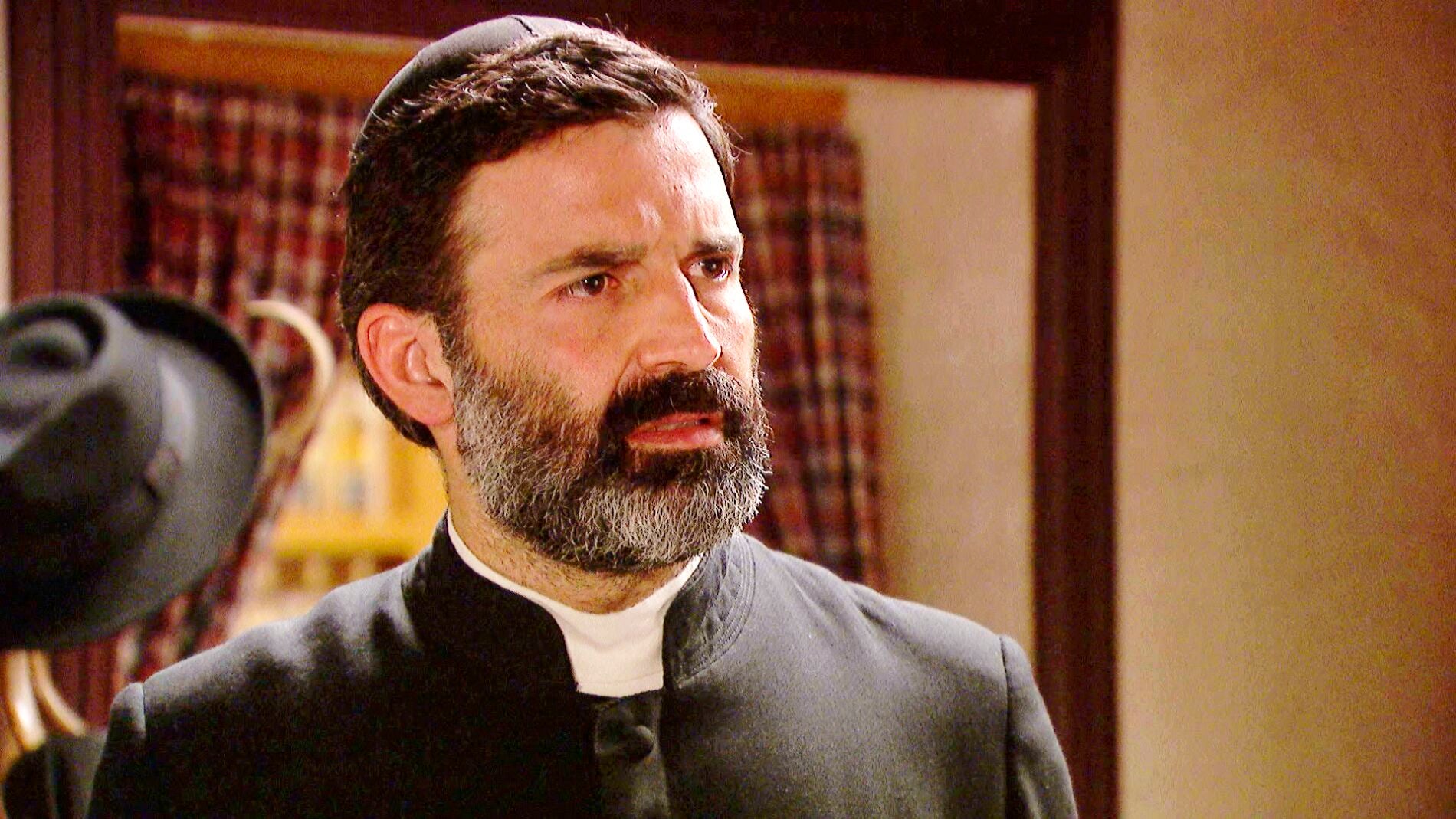  &lsquo;El secreto de Puente Viejo&rsquo;: Prudencio le cuenta al padre Don Berengario el gran secreto sobre Lola
