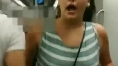 Una mujer a una pareja de lesbianas en el metro de Barcelona: "¡Mariconas y encima catalanas!" Una mujer a una pareja de lesbianas en el metro de Barcelona: "¡Mariconas y encima catalanas!"