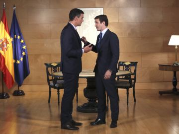 El presidente del Gobierno en funciones, Pedro Sánchez, conversa con el líder del PP, Pablo Casado