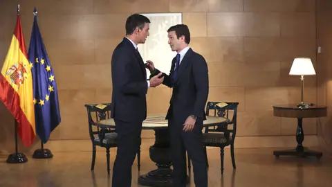 El presidente del Gobierno en funciones, Pedro Sánchez, conversa con el líder del PP, Pablo Casado El presidente del Gobierno en funciones, Pedro Sánchez, conversa con el líder del PP, Pablo Casado