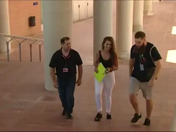Los protagonistas de la orla viral de Málaga: "En algunas clases hemos estado solo un alumno matriculado" Los protagonistas de la orla viral de Málaga: "En algunas clases hemos estado solo un alumno matriculado"