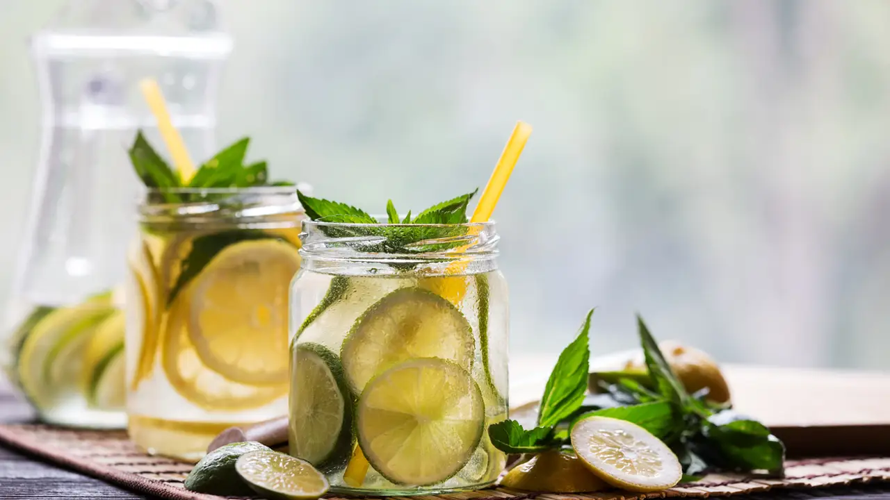 Agua con limón