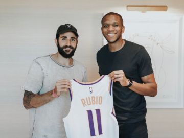 Ricky Rubio posa con la camiseta de su nuevo equipo, Phoenix Suns