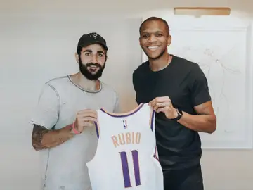 Ricky Rubio posa con la camiseta de su nuevo equipo, Phoenix Suns Ricky Rubio posa con la camiseta de su nuevo equipo, Phoenix Suns