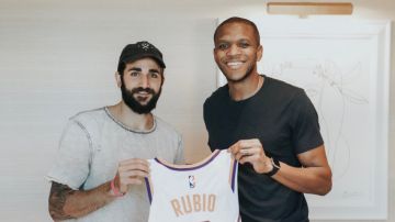 Ricky Rubio posa con la camiseta de su nuevo equipo, Phoenix Suns