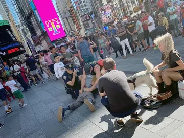 Momento en el que el policía detiene al agresor Momento en el que el policía detiene al agresor