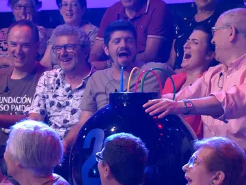 La divertida llamada de Juanra Bonet que interrumpe la participación de 'Los Lobos' en '¡Ahora caigo!' La divertida llamada de Juanra Bonet que interrumpe la participación de 'Los Lobos' en '¡Ahora caigo!'