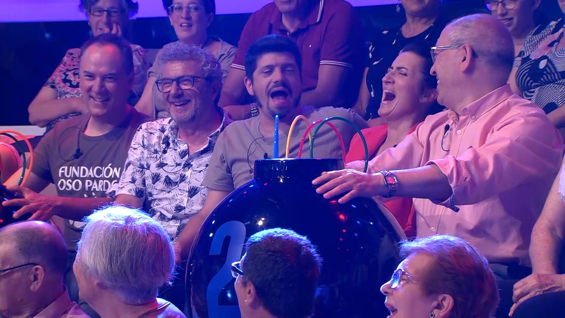 La divertida llamada de Juanra Bonet que interrumpe la participación de 'Los Lobos' en '¡Ahora caigo!'