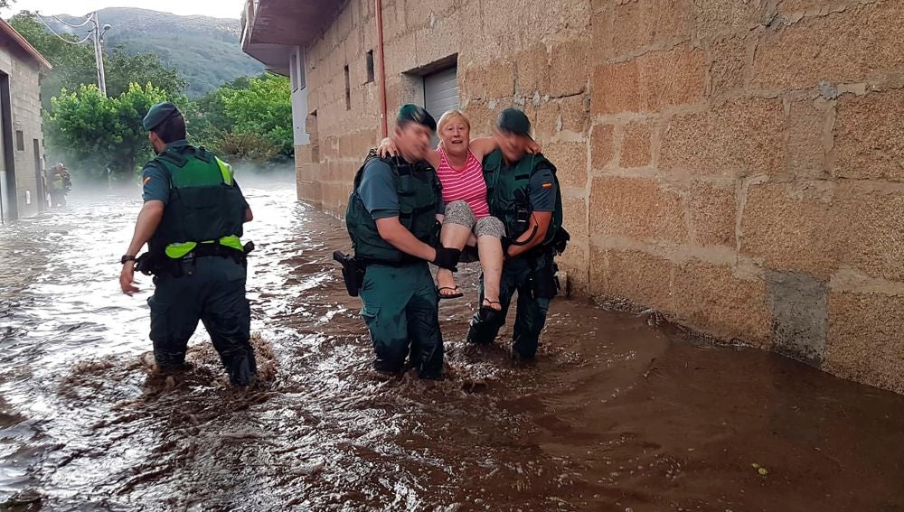Rescatan a dos personas en Galicia