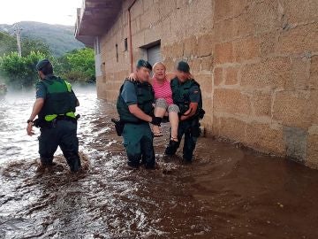 Rescatan a dos personas en Galicia