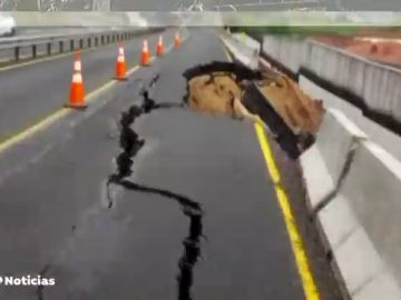 El hundimiento de la calzada en la autovía Santander-Madrid obliga a cortar la carretera