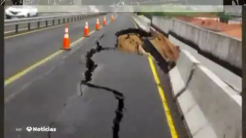 El hundimiento de la calzada en la autovía Santander-Madrid obliga a cortar la carretera El hundimiento de la calzada en la autovía Santander-Madrid obliga a cortar la carretera