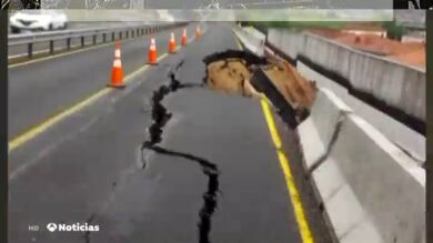 El hundimiento de la calzada en la autovía Santander-Madrid obliga a cortar la carretera