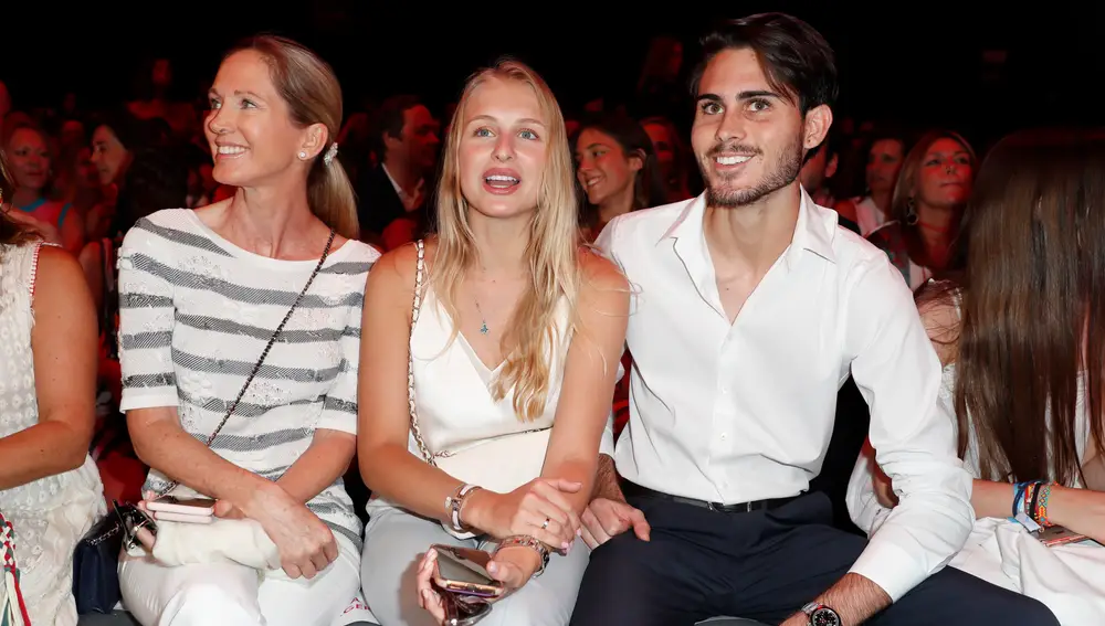 Miranda junto a su hijo Miguel y su novia en el front row 