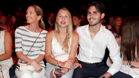 Miranda junto a su hijo Miguel y su novia en el front row 
