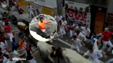 La Policía busca a un joven que agarró por los cuernos a un toro en un encierro de San Fermín
