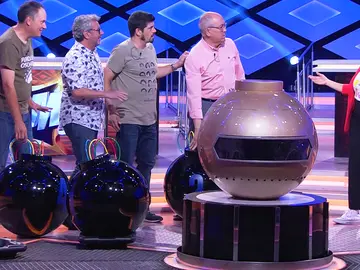 Silvia Abril pilla a 'Los Lobos' desmantelando el plató de '¡Boom!' Silvia Abril pilla a 'Los Lobos' desmantelando el plató de '¡Boom!'