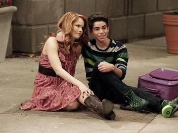 Debby Ryan y Cameron Boyce en 'Jessie' Debby Ryan y Cameron Boyce en 'Jessie'
