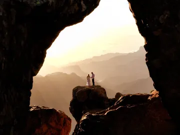 Un fotógrafo busca a la pareja de novios Un fotógrafo busca a la pareja de novios