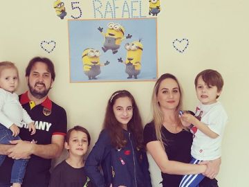 Rafael, el menor con autismo, y su familia en su quinto cumpleaños
