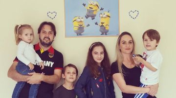 Rafael, el menor con autismo, y su familia en su quinto cumpleaños