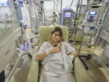 Lola con uno de los trillizos en el Hospital Quirónsalud Málaga Lola con uno de los trillizos en el Hospital Quirónsalud Málaga