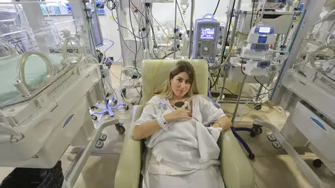 Lola con uno de los trillizos en el Hospital Quirónsalud Málaga Lola con uno de los trillizos en el Hospital Quirónsalud Málaga