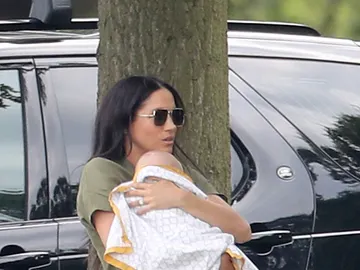 Meghan Markle con su hijo Archie en brazos Meghan Markle con su hijo Archie en brazos