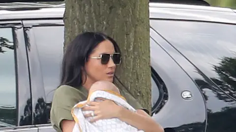 Meghan Markle con su hijo Archie en brazos Meghan Markle con su hijo Archie en brazos