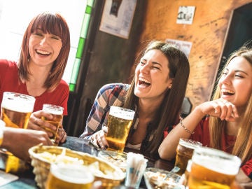 Amigas en un bar