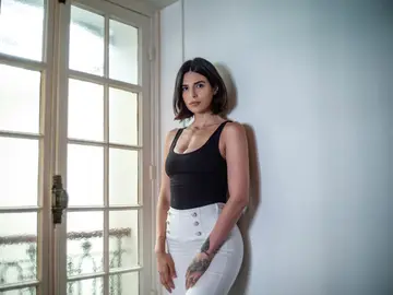 Negzzia posando en París después de lograr el estatus de refugiada Negzzia posando en París después de lograr el estatus de refugiada