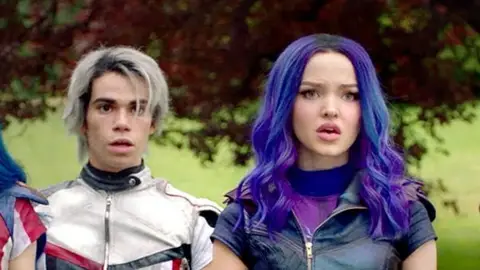 Dove Cameron en 'Los Descendientes' junto a Cameron Boyce Dove Cameron en 'Los Descendientes' junto a Cameron Boyce