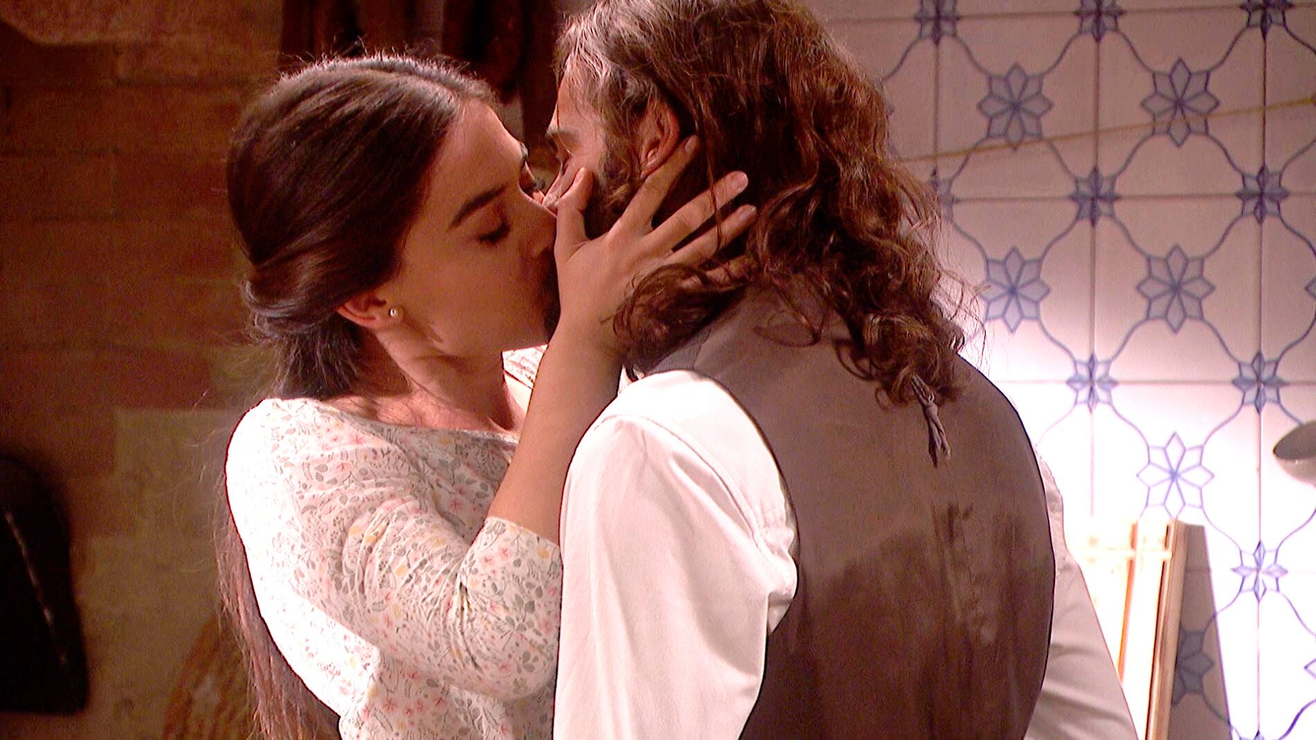 ‘El secreto de Puente Viejo’: Isaac y Elsa  disfrutan de un romántico momento 