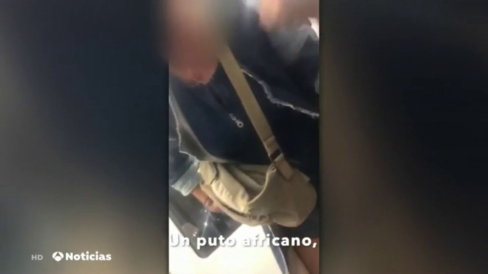 Así insulta una mujer a unos pasajeros negros en un tren: 