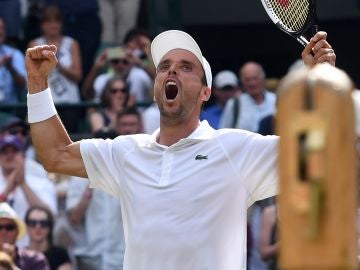 Bautista celebra el pase a semifinales de Wimbledon