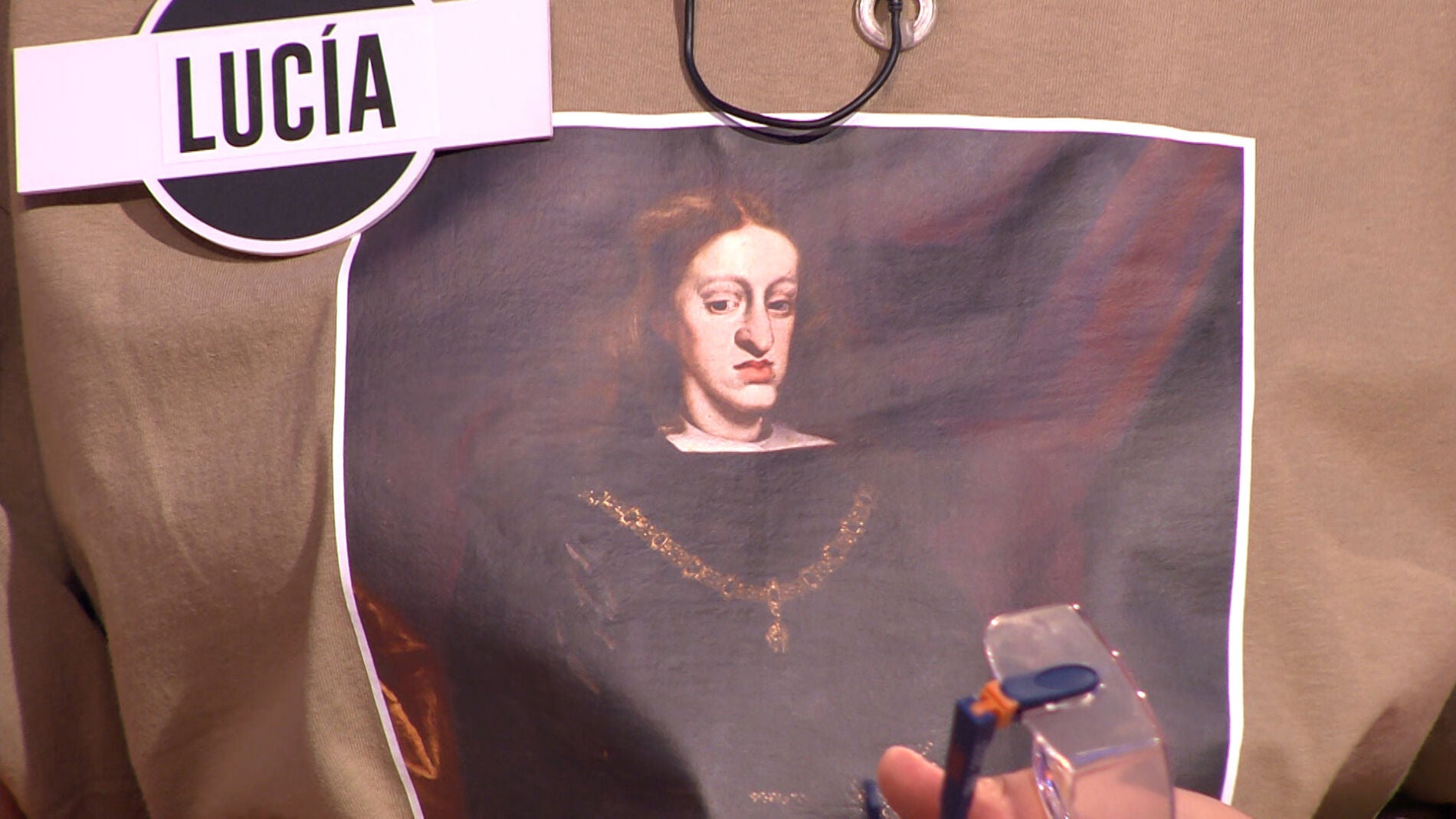 'Los Hechizados' llevan unas curiosas camisetas de Carlos II