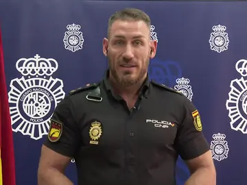 Un policía español fuera de servicio salvó a otro agente americano en pleno Times Square: "Para evitar males mayores me salió del alma acudir en su ayuda" Un policía español fuera de servicio salvó a otro agente americano en pleno Times Square: "Para evitar males mayores me salió del alma acudir en su ayuda"