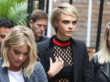 Cara Delevingne y Ashley Benson Cara Delevingne y Ashley Benson