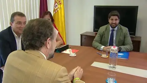 PP, Cs y Vox se dan 24 horas para intentar cerrar un acuerdo en Murcia PP, Cs y Vox se dan 24 horas para intentar cerrar un acuerdo en Murcia