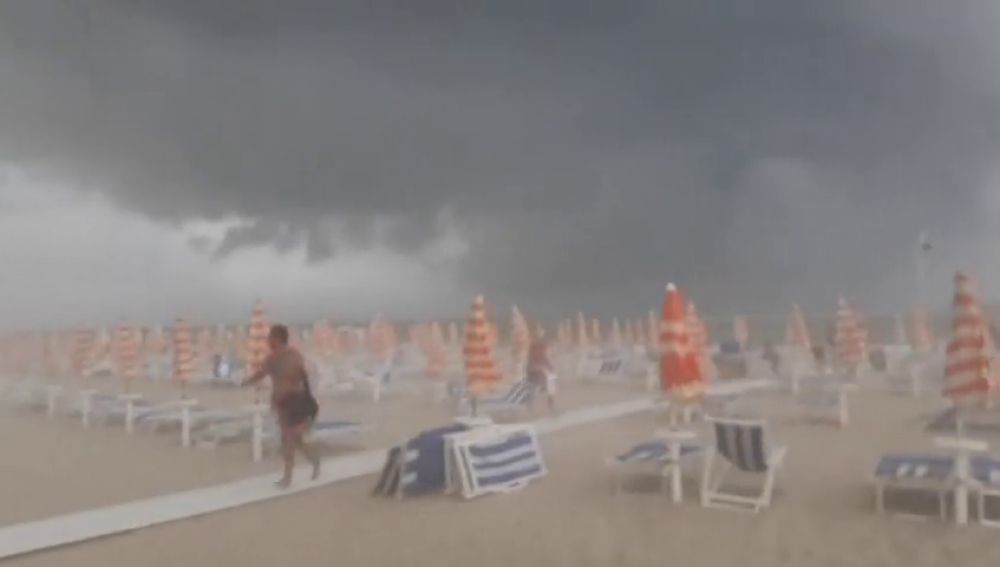 Sillas por los aires y bañistas a la carrera: así ha sido la fuerte tormenta en Italia