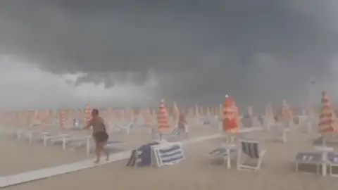 Sillas por los aires y bañistas a la carrera: así ha sido la fuerte tormenta en Italia Sillas por los aires y bañistas a la carrera: así ha sido la fuerte tormenta en Italia