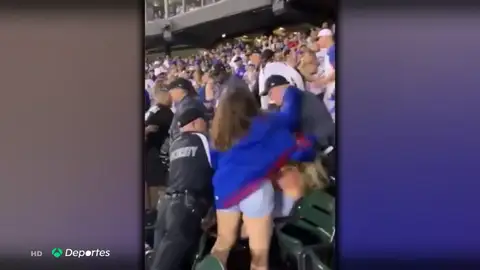 Una violenta pelea sacude el último derbi de béisbol en Chicago Una violenta pelea sacude el último derbi de béisbol en Chicago