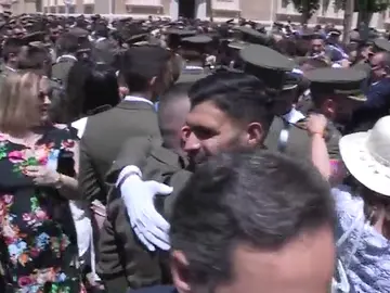 Pide la mano a su novia en la entrega de despachos a los nuevos oficiales del Ejército Pide la mano a su novia en la entrega de despachos a los nuevos oficiales del Ejército