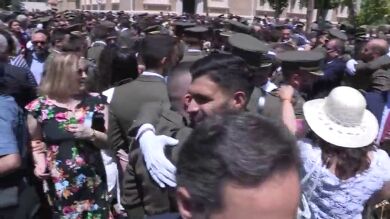 Pide la mano de su novia en la entrega de despachos a los nuevos oficiales del Ejército