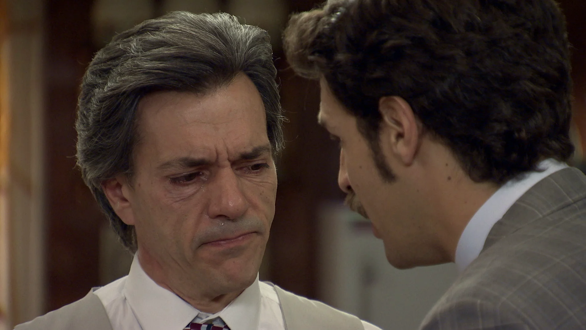  Carlos convence a Domingo para testificar que Gabriel se suicidó