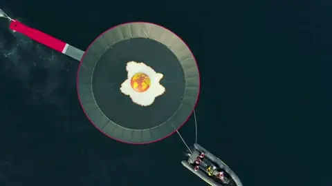 Una sartén gigante en La Manga protesta contra el calentamiento global Una sartén gigante en La Manga protesta contra el calentamiento global